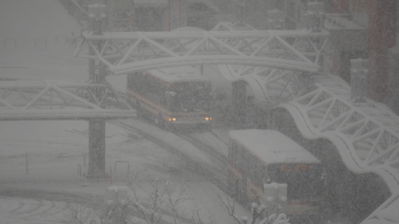 雪が降るバス乗り場