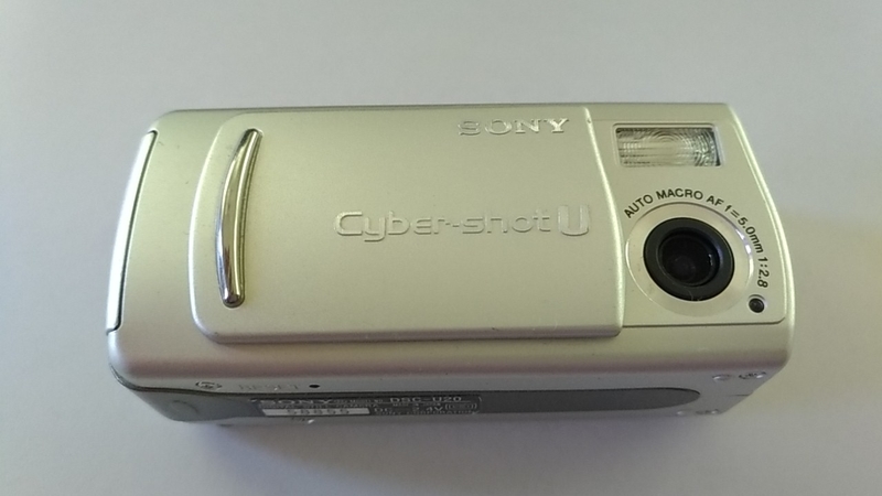 独特のデザインを誇った小さなカメラ【SONY：Cyber-shot DSC-U20 