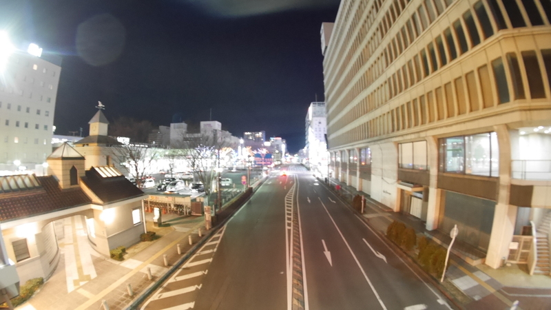 地方都市の駅前の夜