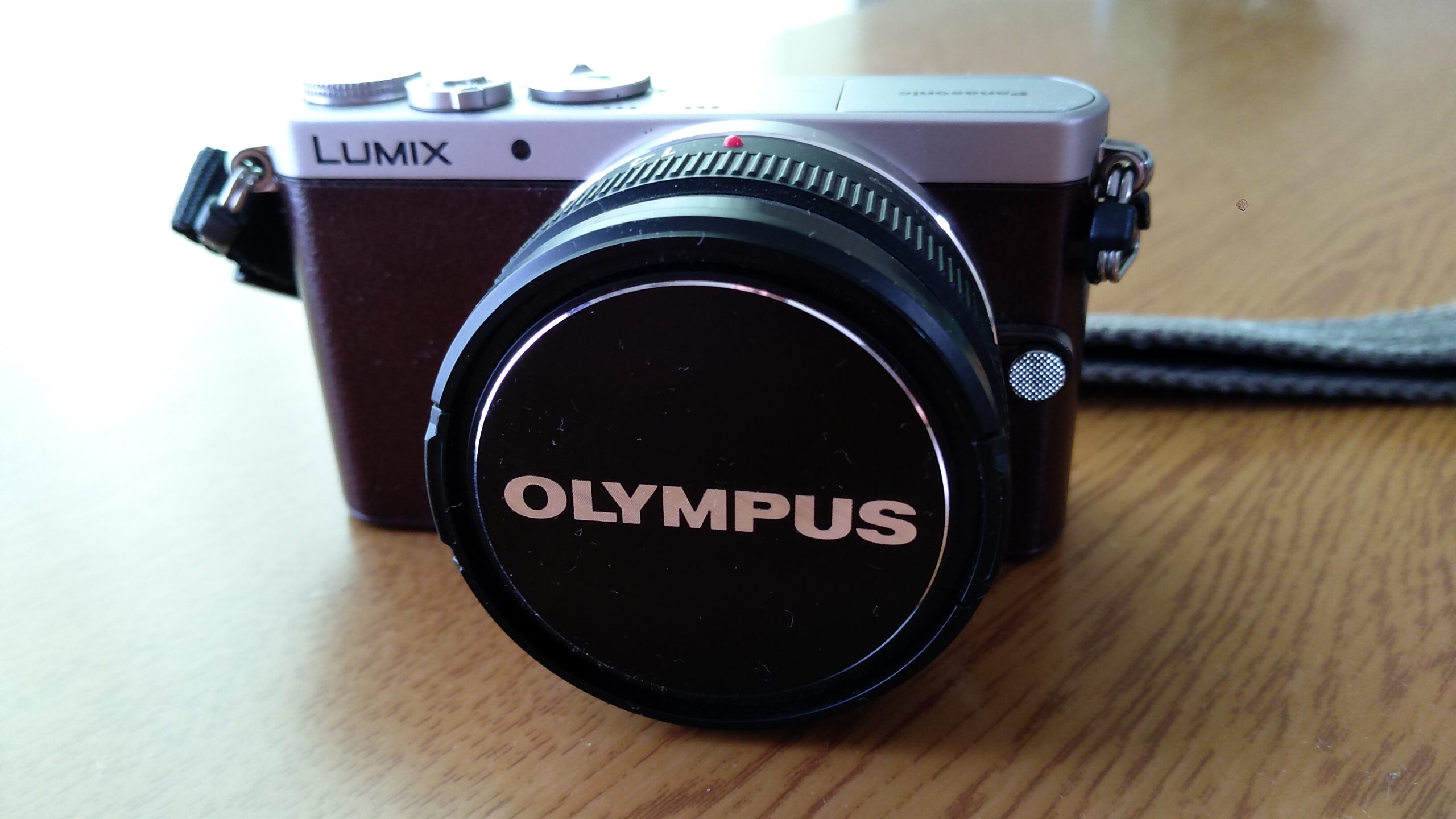 ルミックスのカメラにオリンパスレンズキャップ