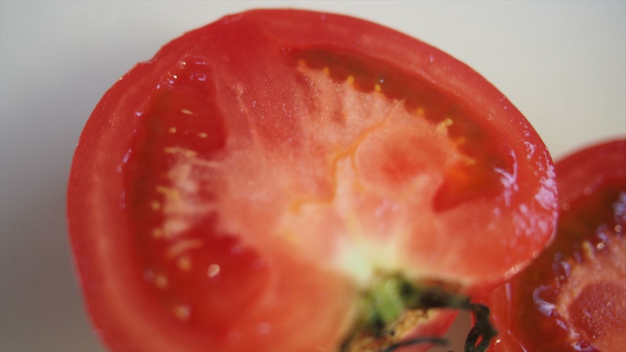 二つに切ったトマト