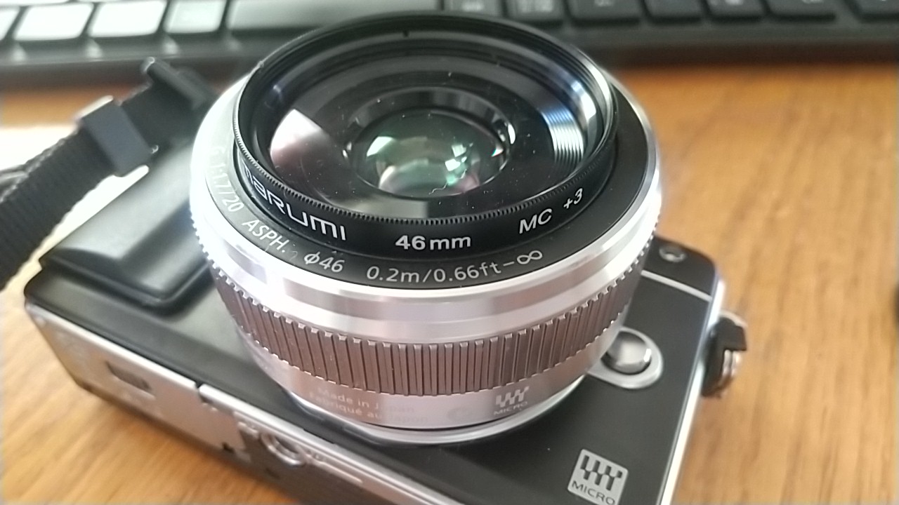 20mm/F1.7へクローズアップレンズ装着