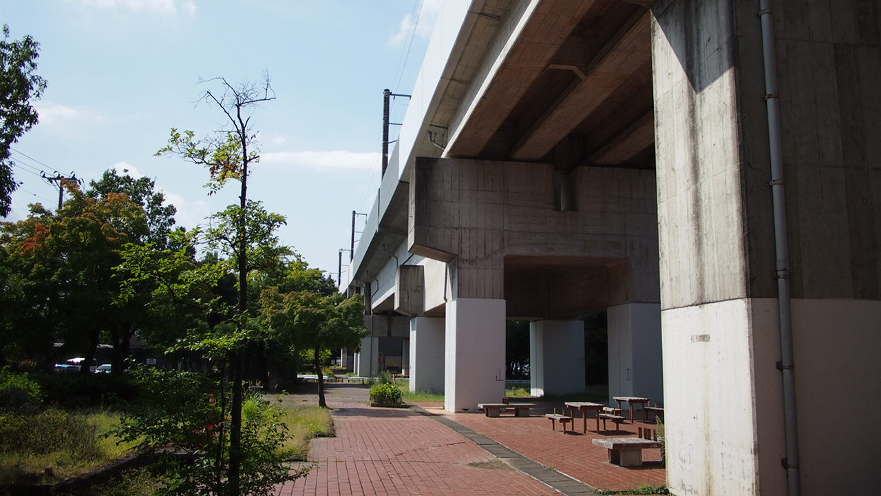 新幹線高架橋の下の風景を広角で撮る