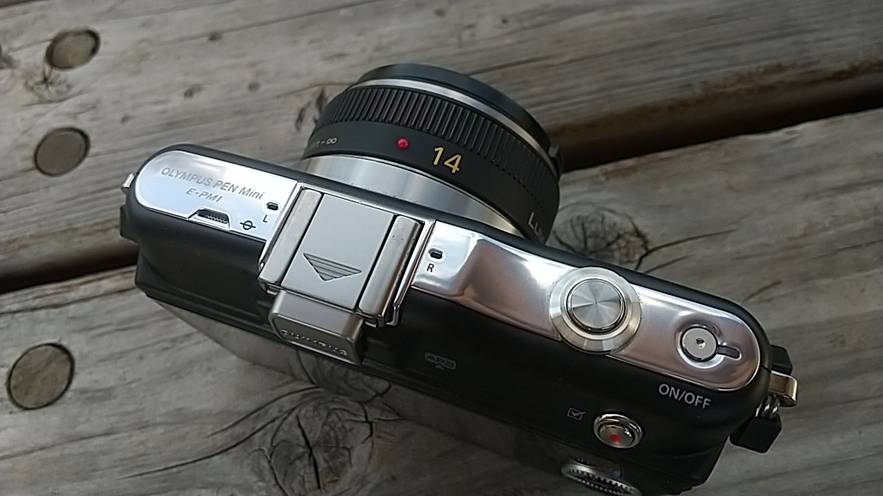 E-PM1に14mm単焦点レンズを装着