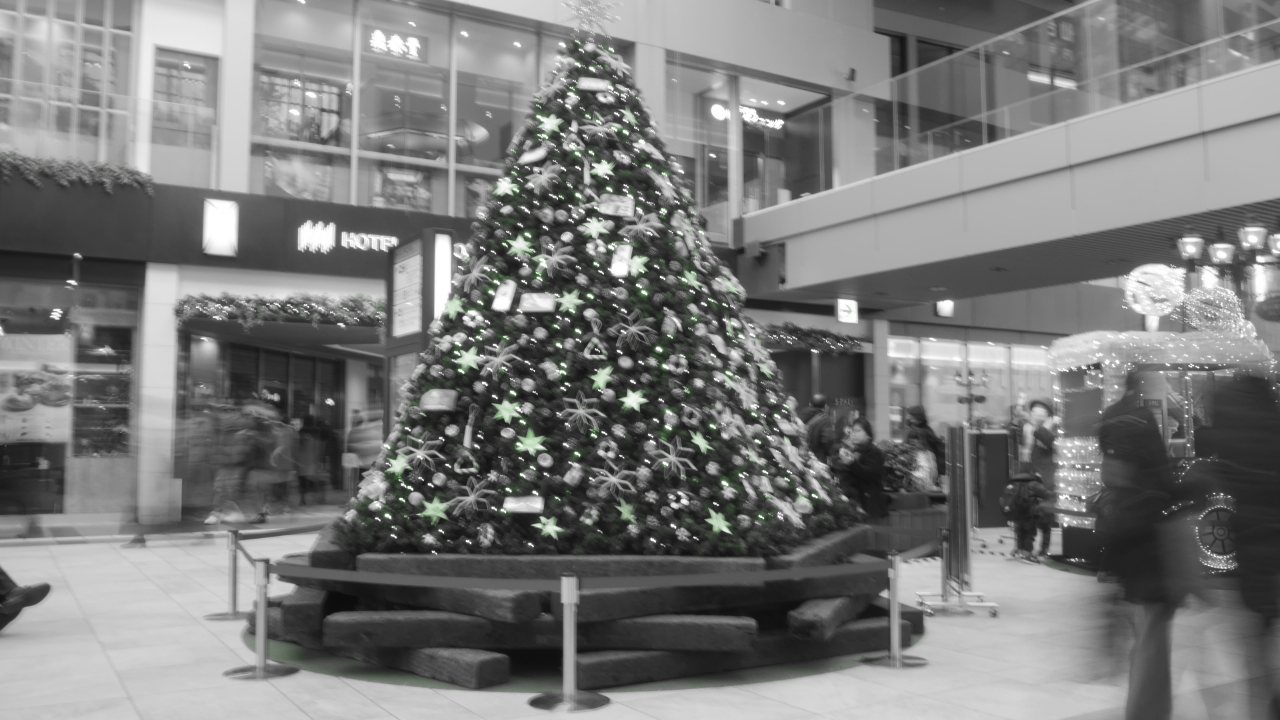駅に飾られたクリスマスツリー
