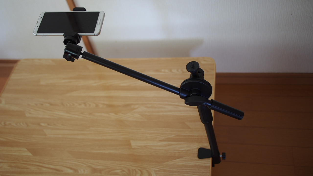 撮影に使える状態になったスマホ用アームスタンド